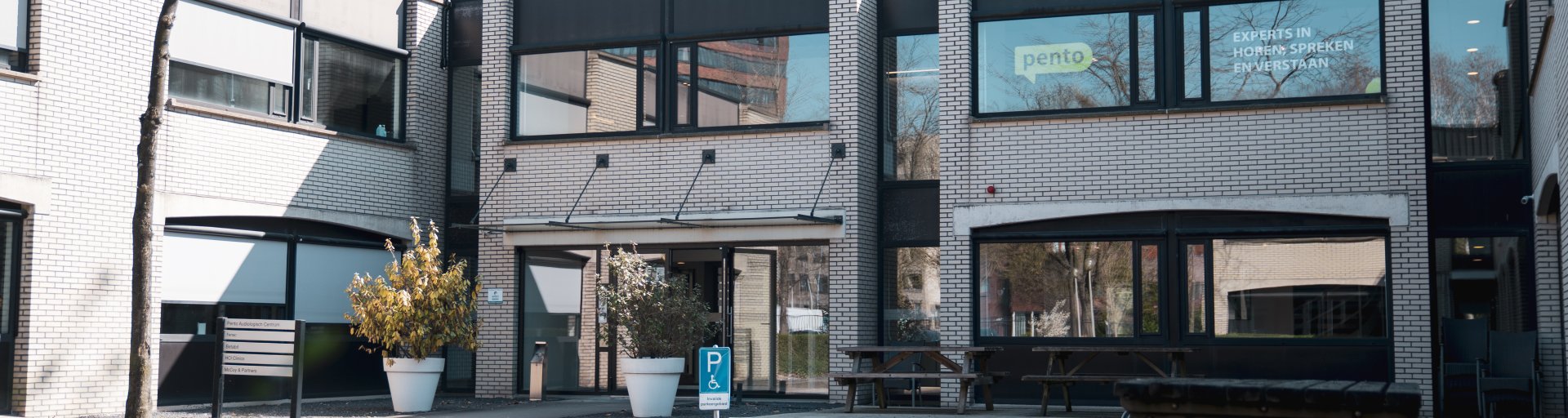 grijs met zwart kantoorgebouw twee hoog