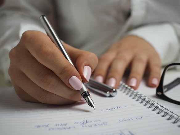 Vrouw met een pen in de hand