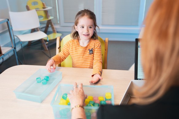 Onderzoeker AC doet test met kind met blokjes