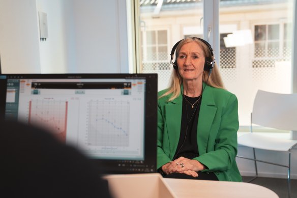 Gehooronderzoek bij vrouw met koptelefoon op