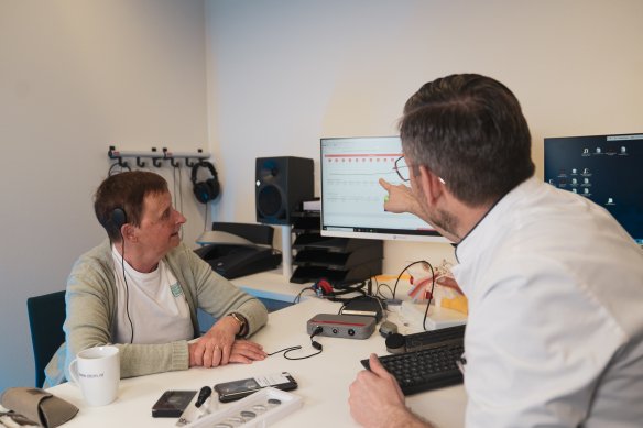 Gesprek tussen audioloog en een patiënte met een cochleair implantaat